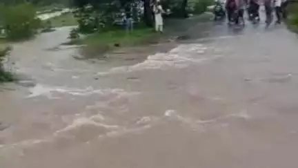वैजापूर: वैजापूर तालुक्यात मुसळधार पावसाची हजेरी, पारळा येथे कांदा चाळीचे पत्रे उडून नुकसान, तर वडजिला पुलावरून वाहत होते पाणी