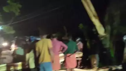 പട്ടാമ്പി: വട്ടത്താണിയിൽ ഓടിക്കൊണ്ടിരുന്ന കാറിന് മുകളിൽ മരം പൊട്ടി വീണ് കാർ തകർന്നു, ഗതാഗതം തടസപ്പെട്ടു