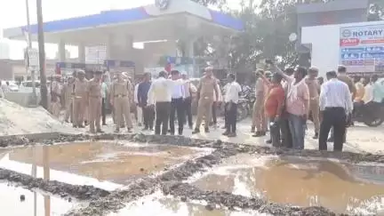 चंदौसी: चंदौसी क्षेत्र के 35वीं रेलवे फाटक एवं कब्रिस्तान के पास खाली पड़ी भूमि पर सीसी निर्माण का DM ने किया निरीक्षण