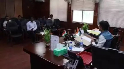 दुमका: समाहरणालय स्थित DC कक्ष में डीसी अभिजीत सिन्हा ने की भूमि संरक्षण विभाग की योजनाओं की समीक्षा