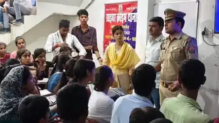 महाराजगंज: महराजगंज नगर में साइबर अपराध से बचाव के लिए जागरूकता कार्यक्रम आयोजित, हेल्पलाइन नंबर 1930 की दी गई जानकारी