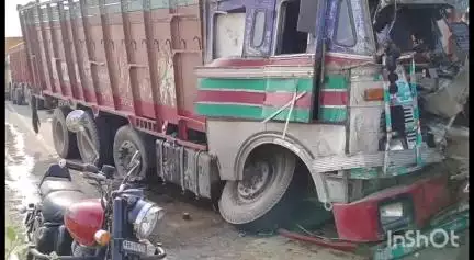 संपतचक: गौरीचक के सैदनपुर के पास टायर फटने से बालू लदा ट्रक दूसरे ट्रक से टकराया, कोई हताहत नहीं