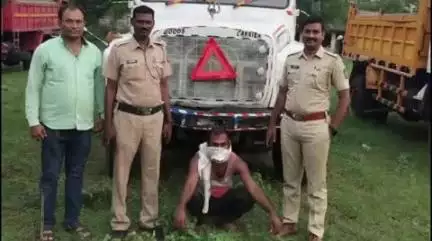 नांदेड: लिंबगाव पोलीसांनी अवैध वाळु उपसा करून चोरी करणारे इसमांविरूद्ध कारवाई करून ४ लाख १० हजारांचा मुद्देमाल केला जप्त