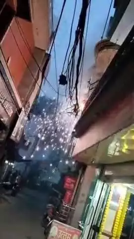 पीलीभीत: रंगीलाल चौराहे पर बिजली की लाइन में फॉल्ट, तेज चिंगारी निकलने से मचा हड़कंप