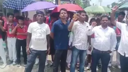 উত্তৰ লক্ষীমপুৰ: জহিঙত কোৱাৰীৰ ৰাস্তা বন্ধৰ দাবীত আটছাৰ উদ্যোগত তথা কেইবাখনো বিদ্যালয়ৰ ছাত্ৰ ছাত্ৰীৰ সহযোগত প্ৰতিবাদ সাব্যস্ত