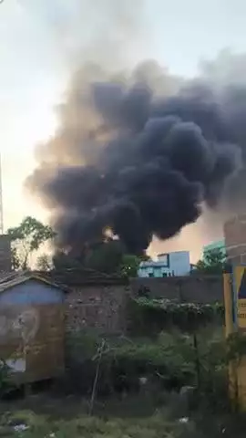 बरौनी रिफाइनरी के उतरी साइड में लगी ट्रक में भयानक आग लोगों में मचा कोहराम मौके पर रिफाइनरी के निजी फायर सेफ्टी टैंक आए