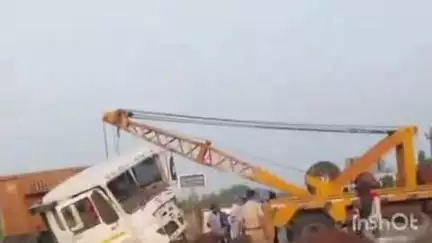 किशनगढ़: जयपुर रोड चिड़िया बावड़ी क्षेत्र में पिकअप गाड़ी और ट्रेलर की भिड़ंत में एक युवक की मौत, 3 लोग गंभीर घायल, पिकअप पलटी