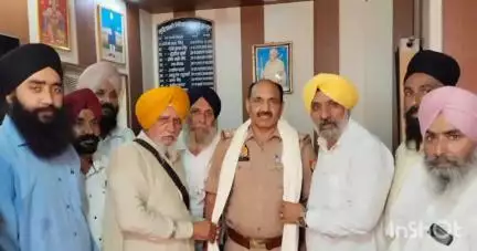 भारतीय बजरंग दल के जिलाध्यक्ष सहित 6 लोगों जेल भेजने वाले कोतवाल को सिख समुदाय ने किया सम्मानित

पूरनपुर में भारतीय बजरं