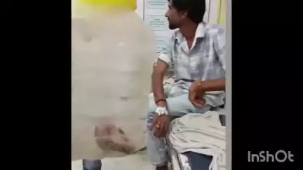 राजसमंद: राजसमंद युवक को सांप ने काटा, युवक सांप को बोतल में भरकर राजसमंद के आर के चिकित्सालय लेकर आए