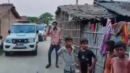 सोनबरसा: कन्हौली थाना पुलिस ने शराब कांड के फरार अपराधी के घर पर इश्तेहार चिपकाया