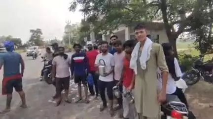 बुढ़ाना: बुढाना कोतवाली क्षेत्र की पुलिस चौकी उमरपुर पर गर्मी से बचाव के लिए लोगों को नि:शुल्क मीठा पानी वितरित किया गया