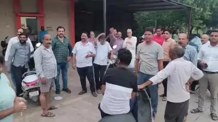 रतलाम: शहर में बिजली बंद को लेकर आक्रोश बड़ा और फिर शहर के अलग-अलग क्षेत्र के लोग पहुंचे विनोबा नगर चौकी पर ओर फिर #jansamasya