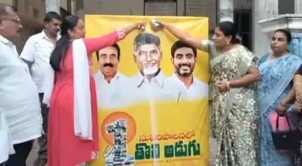 కావలి: కావలిలో సీఎం, మంత్రి, ఎమ్మెల్యే చిత్రపటానికి పాలాభిషేకం...