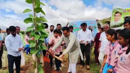 ಮಧುಗಿರಿ: ಪಟ್ಟಣದಲ್ಲಿ ಅರಣ್ಯ ಇಲಾಖೆಯಿಂದ ವಿಶ್ವ ಪರಿಸರ ದಿನಾಚರಣೆ ವಿಧಾನ ಪರಿಷತ್ ಸದಸ್ಯ ಆರ್ ರಾಜೇಂದ್ರ ಭಾಗಿ