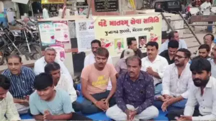 મેંદરડા: મેંદરડા ખાતે વિવિધ સંગઠનો દ્વારા અમદાવાદ ખાતે વિમાન દુર્ઘટનામાં ઘણા લોકોના મૃત્યુ થયા તેમને શ્રદ્ધાંજલિ આપવામાં આવી