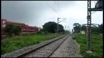 कासगंज: गंजडुंडवारा कोतवाली क्षेत्र में ट्रेन से कटकर अज्ञात व्यक्ति की मौत, शव को पोस्टमार्टम के लिए भेजा गया
