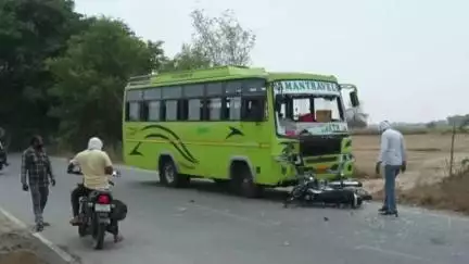 बदलापुर: लोहिन्दा चौराहे के पास शादी का कार्ड बांटने जा रहे युवक की सड़क हादसे में मौत, एक अन्य युवक घायल