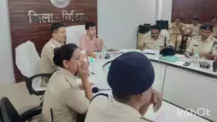 गुलाबगंज: जिला एसपी ने जिले भर के पुलिस अधिकारियों के साथ बैठक कर दिए आवश्यक दिशा-निर्देश