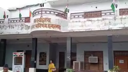 सेवढ़ा: इंदरगढ़ नगर परिषद में दो साल से लाइट की खरीदी नहीं, सड़कों पर अंधेरा, पार्षदों ने जताया आक्रोश
