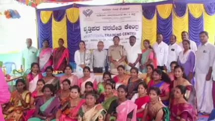 ಗುಂಡ್ಲುಪೇಟೆ: ಏಕ ಬಳಕೆ ಪ್ಲಾಸ್ಟಿಕ್ ಉಪಯೋಗಿಸುವದನ್ನು ಕಡಿಮೆ ಮಾಡಿ ಪರಿಸರ ಸ್ನೇಹಿ ಕೈ ಚೀಲಗಳನ್ನು ಬಳಕೆ ಮಾಡಿ : ಯರಿಯೂರಿನಲ್ಲಿ ಡಾ.ಬಿ.ಟಿ.ಕವಿತಾ