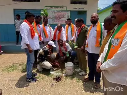 గొర్రె కుంట గ్రామం ప్రభుత్వ పాఠశాలలో అమ్మ పేరుతో ఒక మొక్క నాటే  కార్యక్రమంలో పాల్గొన్న బిజెపి నేత