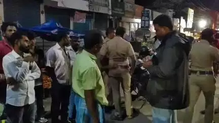 திருப்பத்தூர்: தூய நெஞ்சக் கல்லூரி முன்பு பழக்கடையில் பழம் வாங்குவதில் ரகளை