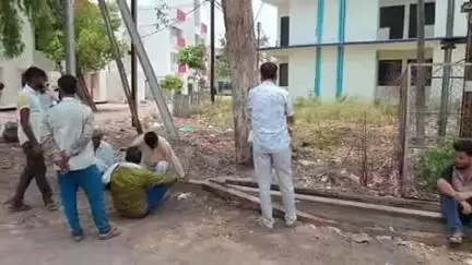 टीकमगढ़: कर्मारई गांव में अज्ञात कारणों से युवक ने फांसी लगाकर की आत्महत्या, अस्पताल में पोस्टमार्टम