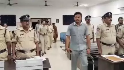 కోర్టు కేసుల్లో సాక్షులను సకాలంలో హాజరుపరచాలి: నగరంలో జిల్లా ఎస్పీ శివ కిషోర్