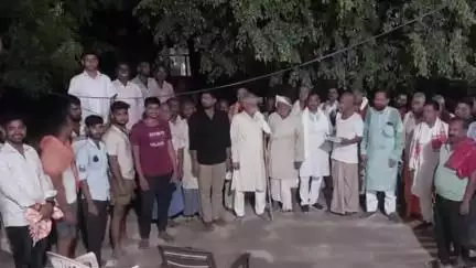 रसड़ा: पूर्व विधायक ने भदावारा गांव में रसड़ा चीनी मिल के लिए चलाया हस्ताक्षर अभियान, किया जनसंपर्क