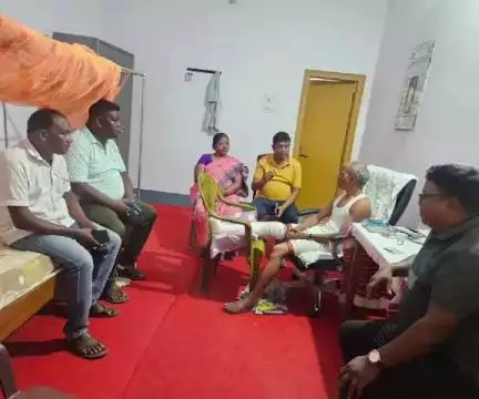 सिमडेगा: विधायक भूषण बाड़ा घायल धर्मपुरोहितों से मिलने बिशप हाउस पहुंचे, स्वास्थ्य लाभ की प्रार्थना की