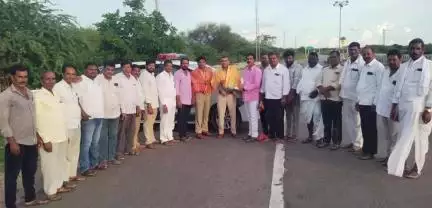 శంకరంపేట ఏ: పెద్ద శంకరంపేట నూతన ఎస్సై ప్రవీణ్ కుమార్ ఏఎస్ఐ సంగన్న ఘనంగా సన్మానించిన బిఆర్ఎస్ నేతలు.