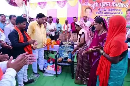 साजा: संबलपुर के सतनाम भवन में आयोजित विभिन्न कार्यक्रम में खाद्य मंत्री दयाल दास बघेल हुए शामिल