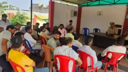 निचलौल: ठूठीबारी थाना परिसर में सर्राफा व्यवसायियों के साथ मीटिंग की गई