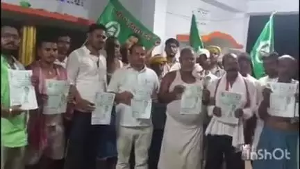 बड़हरा: बड़हरा विधानसभा के अलग-अलग गांवों में पहुंचे राजद के पूर्व विधायक प्रत्याशी, पार्टी की घोषणा की दी जानकारी