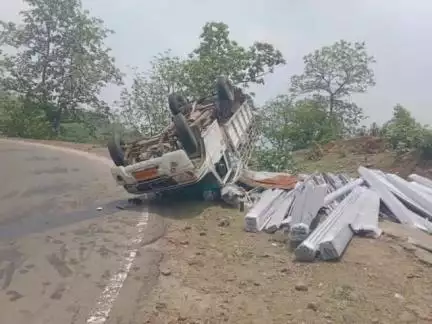 नारायणगंज: पिकअप वाहन पलटा, चालक-परिचालक बाल-बाल बचे, वाहन में लोहा और प्लाई था लोड