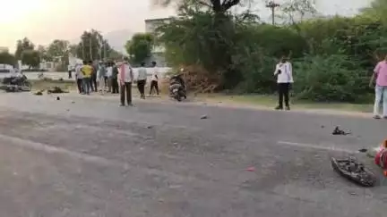 आबू रोड: आबूरोड के न्यू टाउन के पास दो बाइकों की आपस में हुई जबरदस्त भिंडत, सड़क हादसे में दो युवक गंभीर घायल