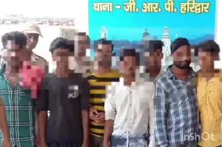 हरिद्वार: GRP ने हरिद्वार रेलवे स्टेशन पर अनाधिकृत सामान बेचते और आपस में झगड़ते हुए 8 लोगों को किया गिरफ्तार