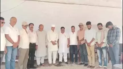 अहमदाबाद प्लेन क्रैश मामले में बक्सीडीह रोड स्थित कांग्रेस कार्यालय में शोक सभा का आयोजन
