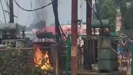 सीतापुर: हरदोई चुंगी के पास भीषण गर्मी के चलते ट्रांसफार्मर में लगी आग, काफी देर तक जलता रहा, इलाके में बिजली रही गुल