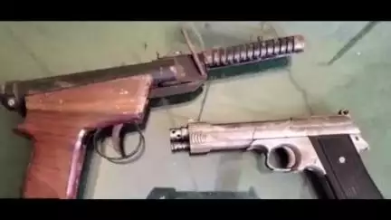 कळवण: पिंपळे खु येथे चार मोटरसायकली एक पिस्टन दोन जिवंत कार्टून वय १ एअर गण पोलिसांनी केली जप्त स्थानिक गुन्हेशाखेची कार्यवाही
