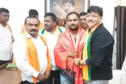 ఆర్మూర్: రక్తదాన దినోత్సవం సందర్భంగా ఆర్మూర్ ఎమ్మెల్యే క్యాంప్ కార్యాలయంలో రక్తదాతలను ఘనంగా సన్మానించిన ఎమ్మెల్యే రాకేష్ రెడ్డి