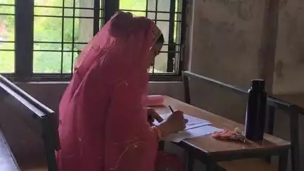 खंडवा नगर: ग्रेजुएशन की परीक्षा देने SN कॉलेज पहुंची MLA कंचन तनवे, राजनीति में आने के बाद अधूरी शिक्षा को पूरा करने का लिया निर्णय