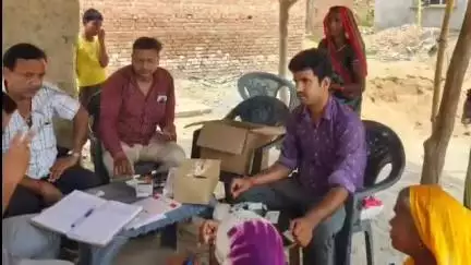 बिसवां: भुडिंया गांव में बुखार से पीड़ित 29 मरीजों का स्वास्थ्य टीम ने किया परीक्षण, 12 गंभीर मरीजों के भेजे गए जांच के नमूने