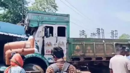 অন্ডাল: অন্ডালের পড়াশকোল পদ্মাবতী মন্দিরের সামনে খালি বালির গাড়ি পেট্রোল পাম্পের ভিতরে ঢুকলে নষ্ট হয় বেশ কয়েকটি বাইক