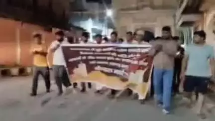 फतेहपुर: मुख्य बाजार में निकला कैंडल मार्च, अहमदाबाद विमान हादसे में दिवंगत हुए लोगों को दी गई श्रद्धांजलि