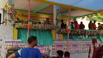 महुआ: महुआ के गांधी मैदान में बिहार राज्य ड्राइवर महासंघ के सदस्यों का मिलन समारोह आयोजित