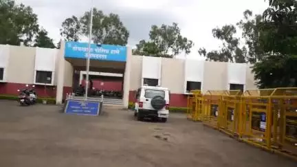 नगर: सीआरपीएफ च्या जवानाने पोलीस ठाण्यातच अधिकाऱ्यांसमोर टेबलवर डोके फोडून घेतले