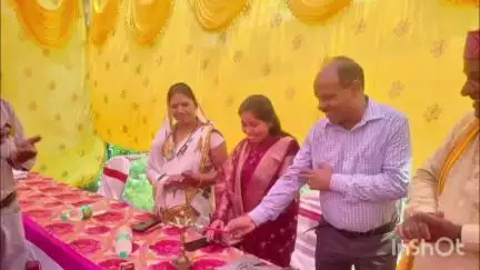 मंझिआंव: मझिआंव प्रखंड के पुरहे पंचायत में शनिवार दोपहर आग लगने से कई घर जले