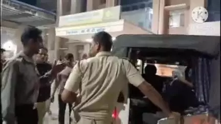 डीडवाना: राजकीय जिला चिकित्सालय में संदिग्ध अवस्था में घूम रहे युवक को सुरक्षाकर्मी ने पकड़ा, पुलिस मौके पर पहुंची