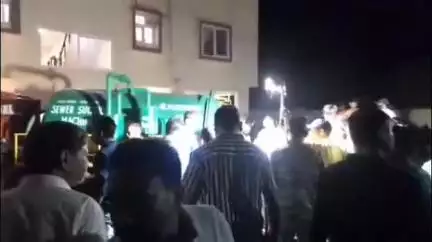 शिवपुरी नगर: संतुष्टि अपार्टमेंट में सीवर चैंबर में गिरी 15 वर्षीय उत्सवी, बचाव कार्य जारी, कमजोर ढक्कन से हुआ हादसा